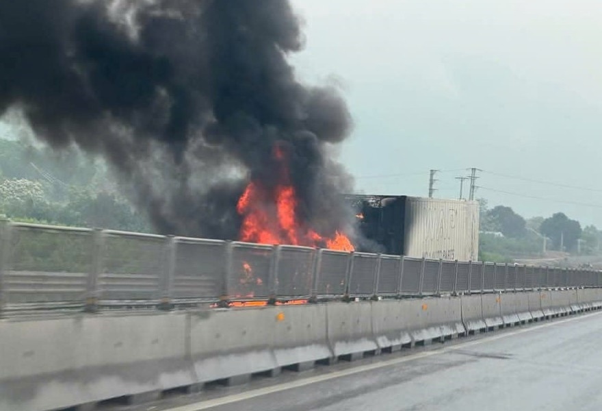 Xe dau keo boc chay tren cao toc Nghi Son - Dien Chau hinh anh