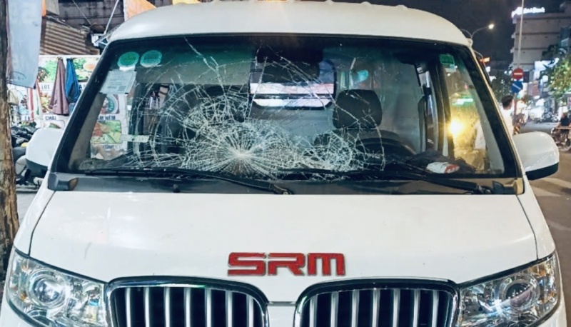 Gio thoi con do, dung gach, mu bao hiem dap vo kinh oto hinh anh