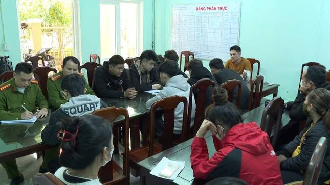 Bat giu 8 doi tuong dung vo chai bia tan cong nguoi di duong hinh anh