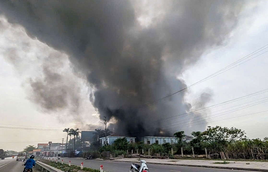 Kho xuong o Hai Duong boc chay ngun ngut hinh anh