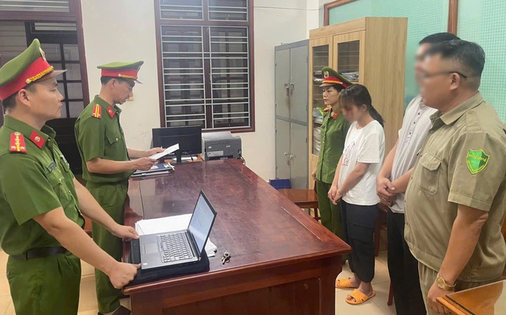 Tam giu hinh su bao mau danh dap, nhet thanh nhua vao mieng tre hinh anh