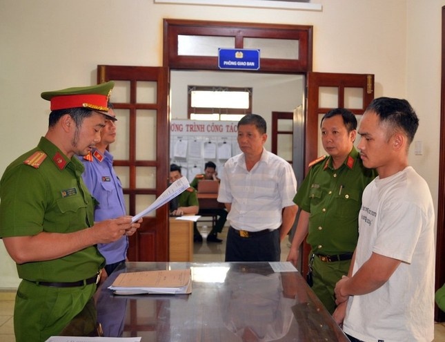 Khoi to doi tuong,  Vay danh 3 nguoi,  Nha xe Anh Phat anh 2