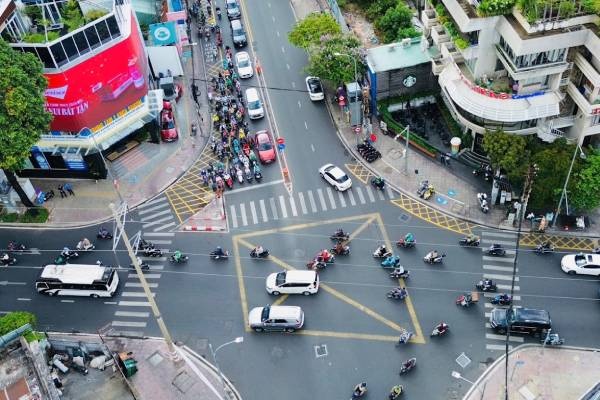 TP.HCM lap 500 bang 'nhac' nhuong duong cho xe re phai khi den do hinh anh