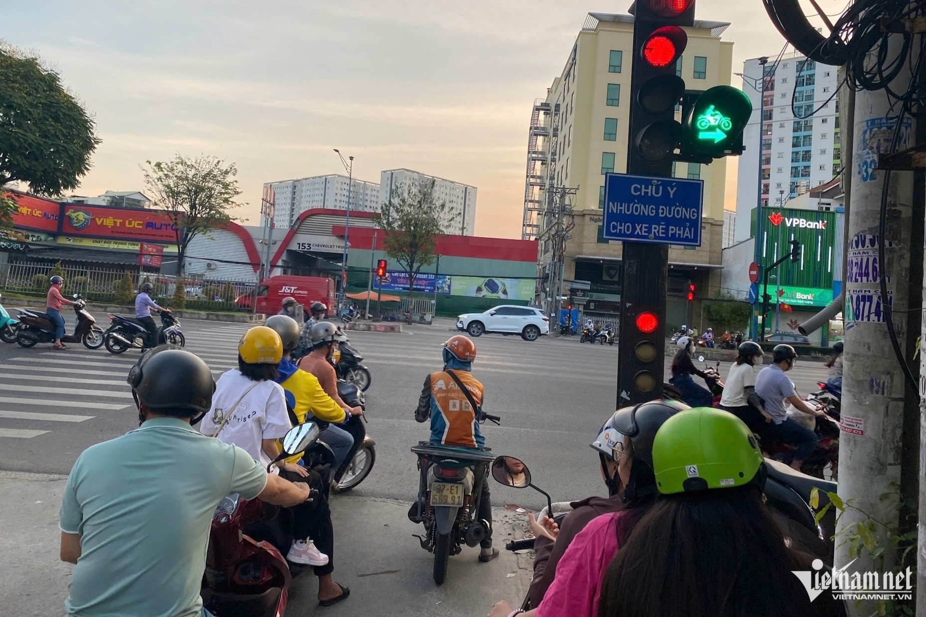 Xe re phai,  Den do anh 1