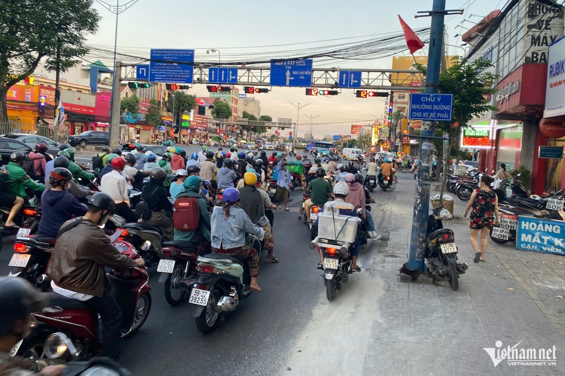 Xe re phai,  Den do anh 2