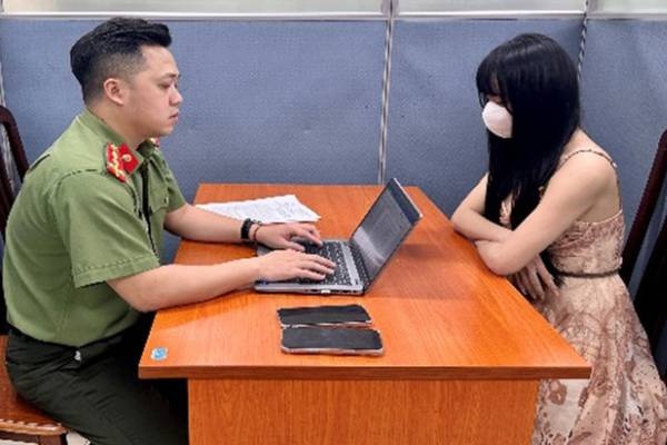 Sau Phu Le, den 'Co Giao Huong' bi xu phat vi dang tai clip danh bac hinh anh