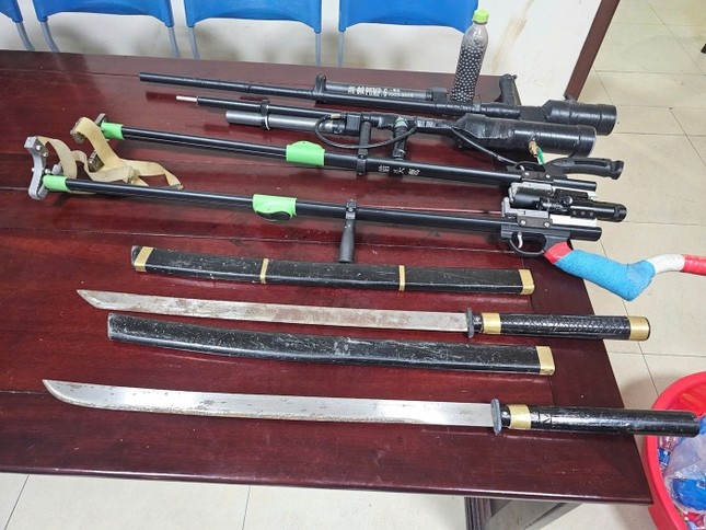 Doi tuong mang sung,  kiem,  Ruot duoi tren pho anh 3