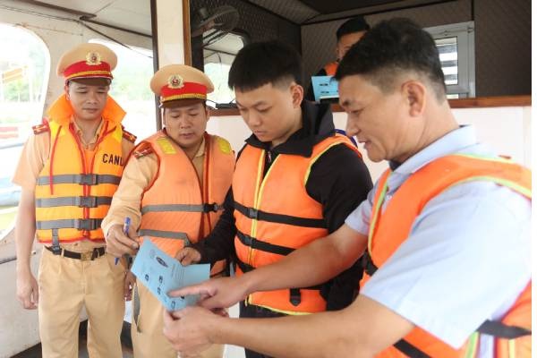 CSGT Vinh Phuc dam bao an toan giao thong duong thuy tai khu du lich hinh anh