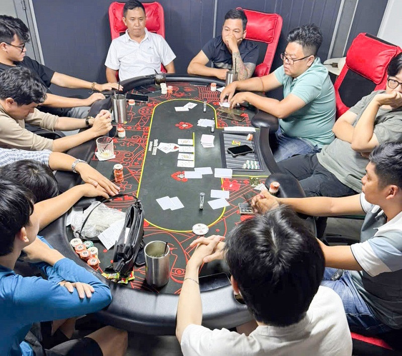 van bai Poker,  Can Tho anh 1