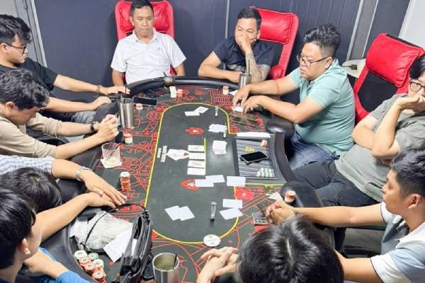 Bat qua tang 13 con bac say sua sat phat qua van bai Poker o Can Tho hinh anh