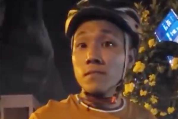 Bat nguoi di xe may chan dau oto, cam vat nhon doa tai xe hinh anh