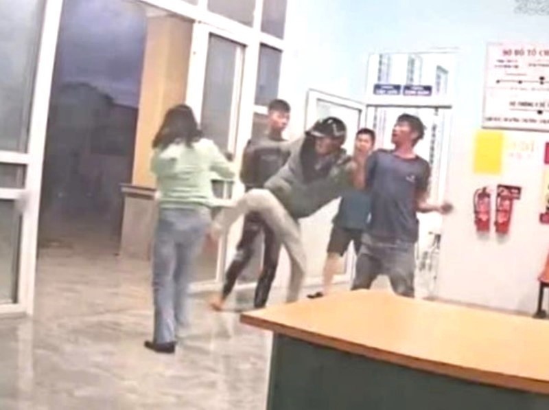 2 nguoi,  Bi khoi to anh 1