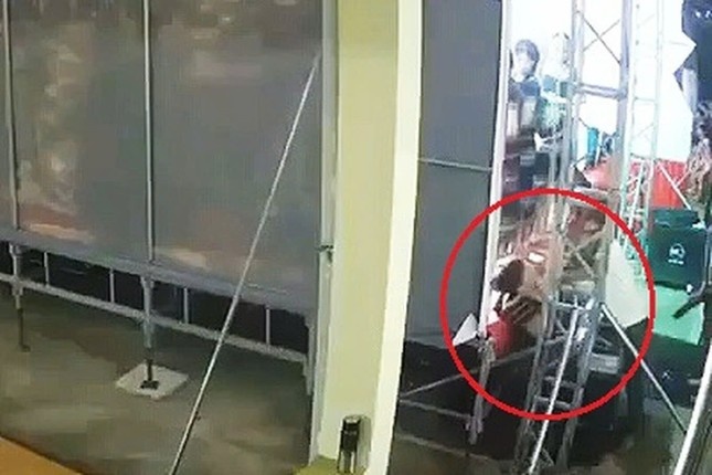 Nam sinh,  bi dien giat anh 1