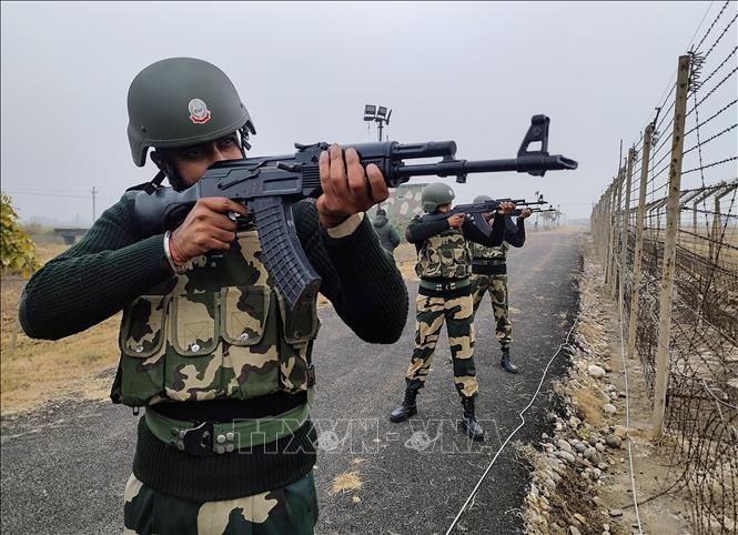 An Do va Pakistan tiep tuc dau sung o khu vuc bien gioi hinh anh