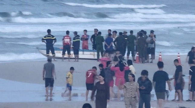 Mot thanh nien bi song cuon mat tich khi dang tam bien hinh anh