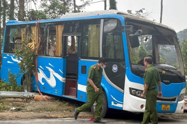 Cong an thong tin nguyen nhan vu lat xe khach 3 nguoi chet o Tam Dao hinh anh