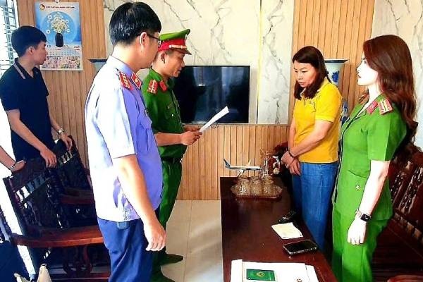 Nguoi phu nu lam gia giay bao cua cong an, lua hang tram trieu dong hinh anh
