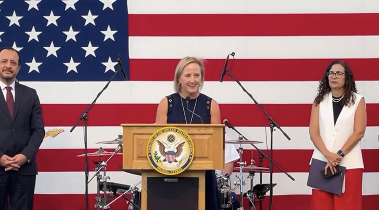 TT Trump bo nhiem lanh dao tam thoi cua Dai su quan My tai Ukraine hinh anh