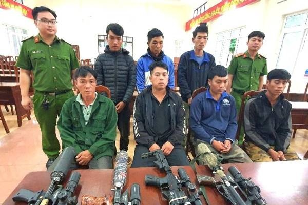 Canh sat mat phuc bat giu 7 nguoi mang sung vao rung hinh anh