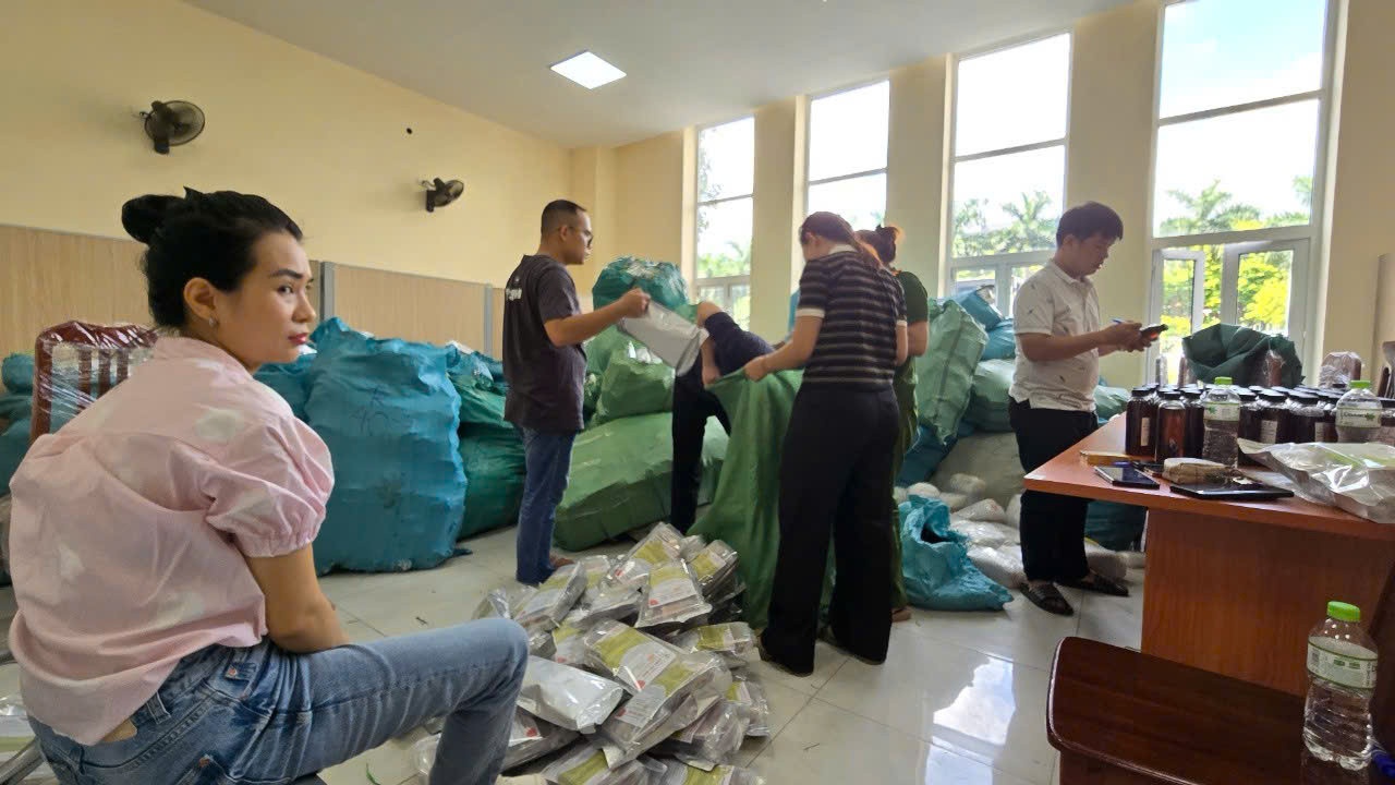 Duong day thuoc,  Ho tro sinh ly,  Thu loi 20 ty,  Khau Vai Leng,  Buu cuc Best Express,  Dai trang HG gia,  Nhan vien Best Express,  Cua hang Best Express,  Cong ty Best Express,  Nam duoc Mac Minh anh 2