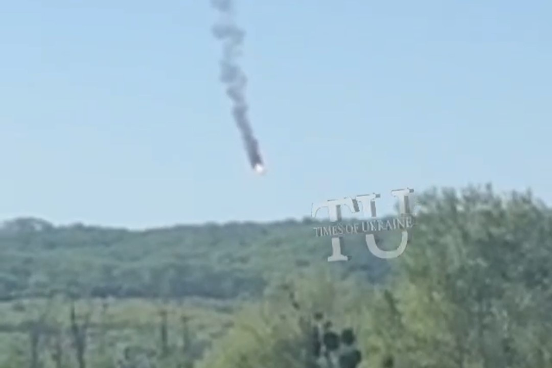 Chien dau co Su-27 cua Ukraine lao xuong dat khi doi pho voi UAV Nga hinh anh