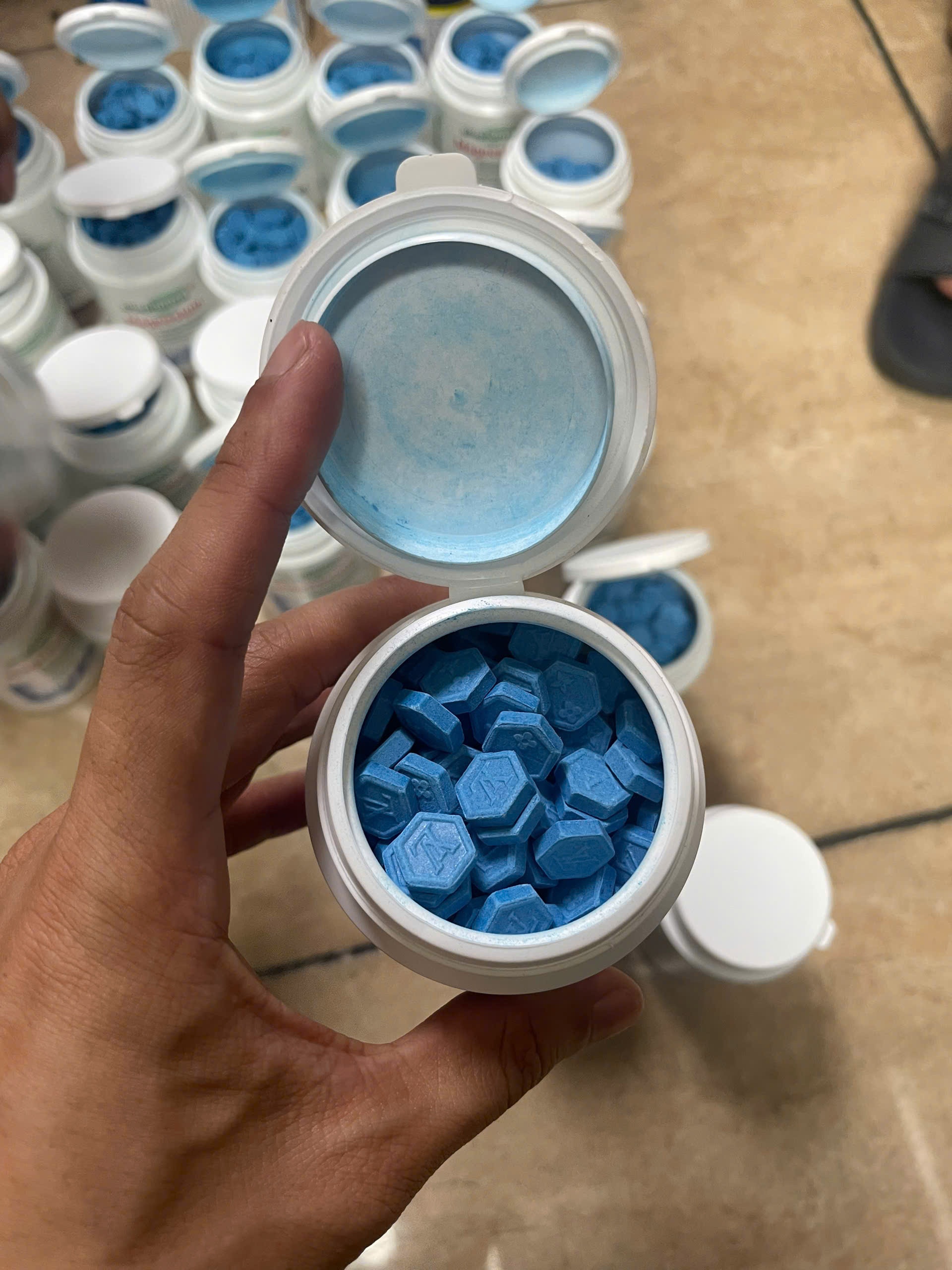 4 kg ma tuy,  Qua duong hang khong anh 2