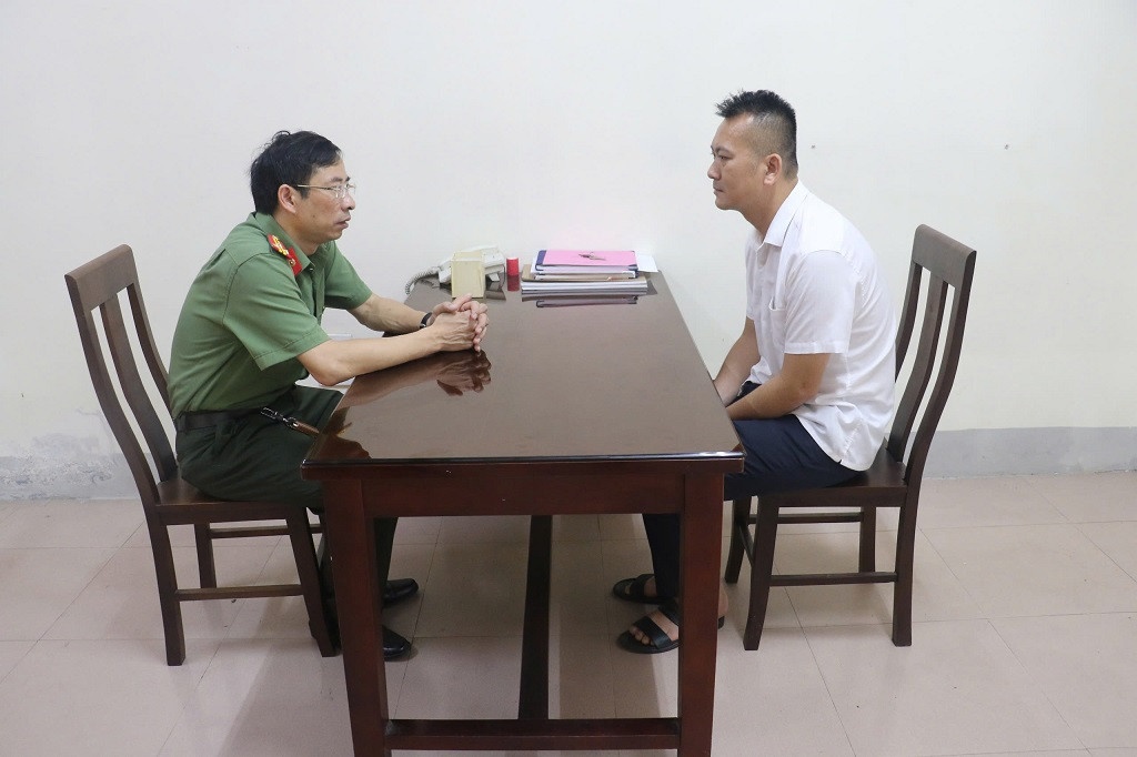 Chiem doat tien,  Van dong vien,  Ton Quy Hoa anh 1