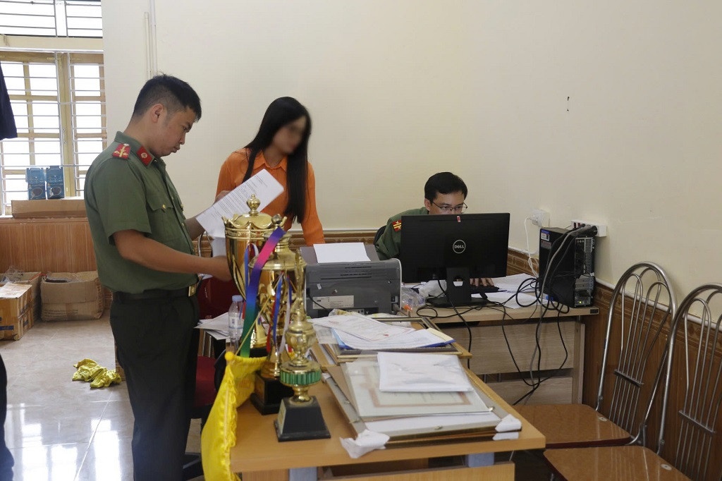 Chiem doat tien,  Van dong vien,  Ton Quy Hoa anh 2