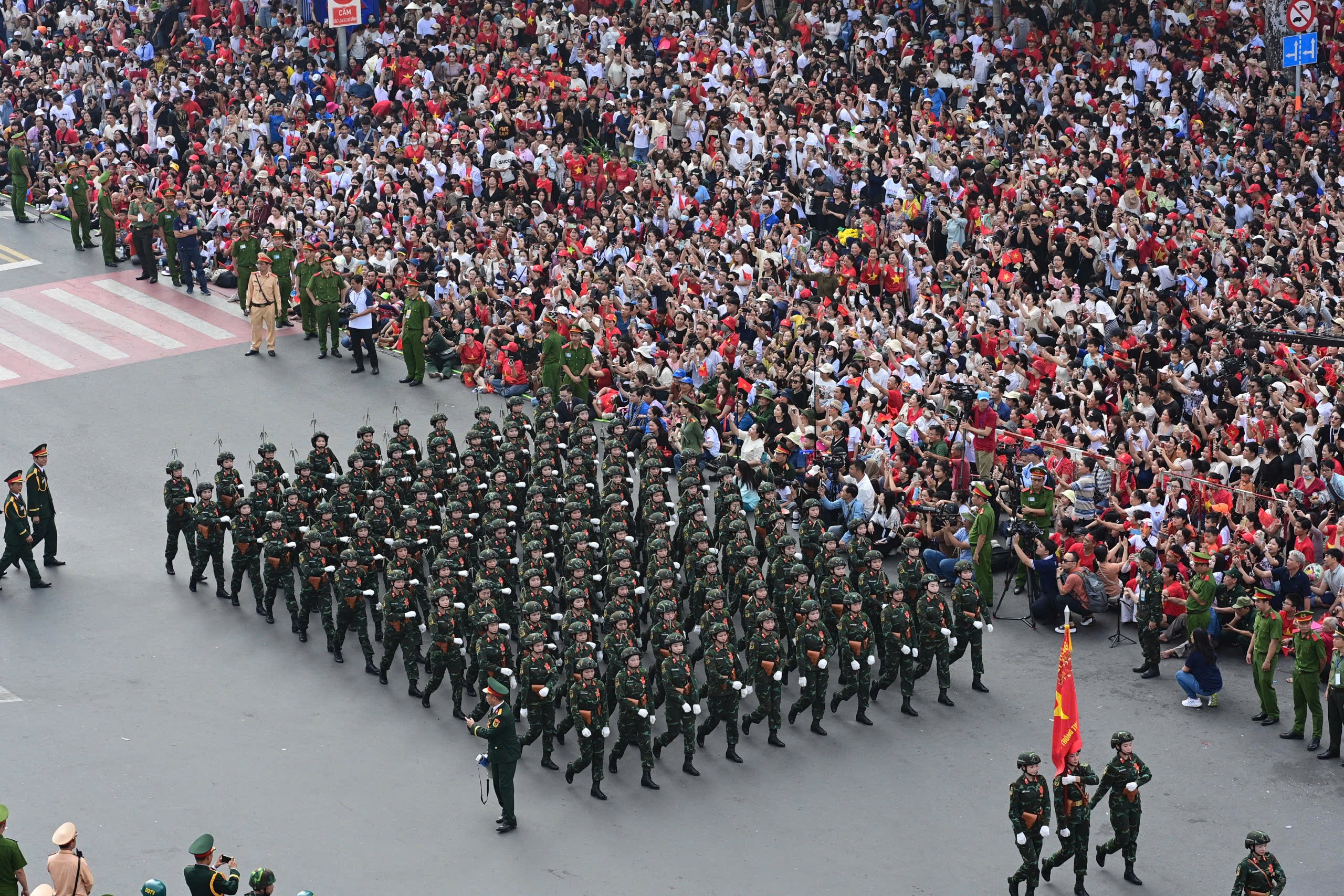 Bien nguoi phan khich chao don doan dieu binh tren duong pho TP.HCM hinh anh