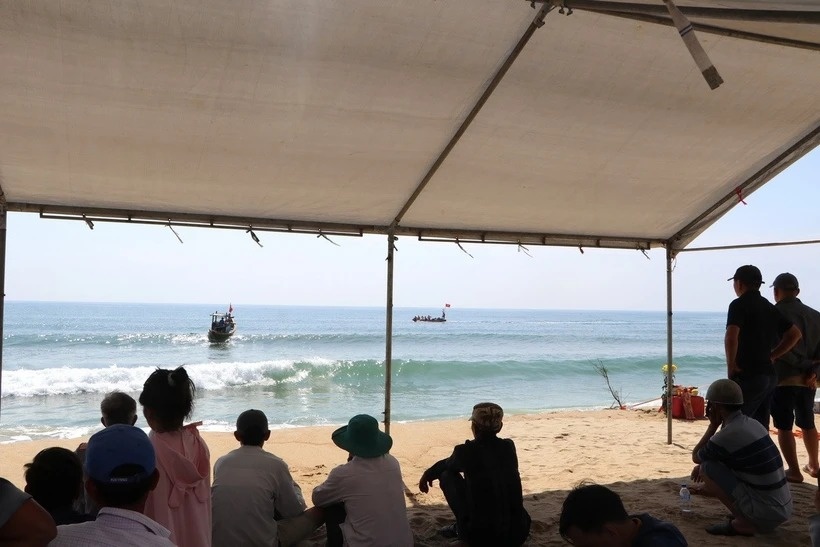 4 tre duoi nuoc khi tam bien o Quang Ngai: Tim thay thi the 1 nan nhan hinh anh