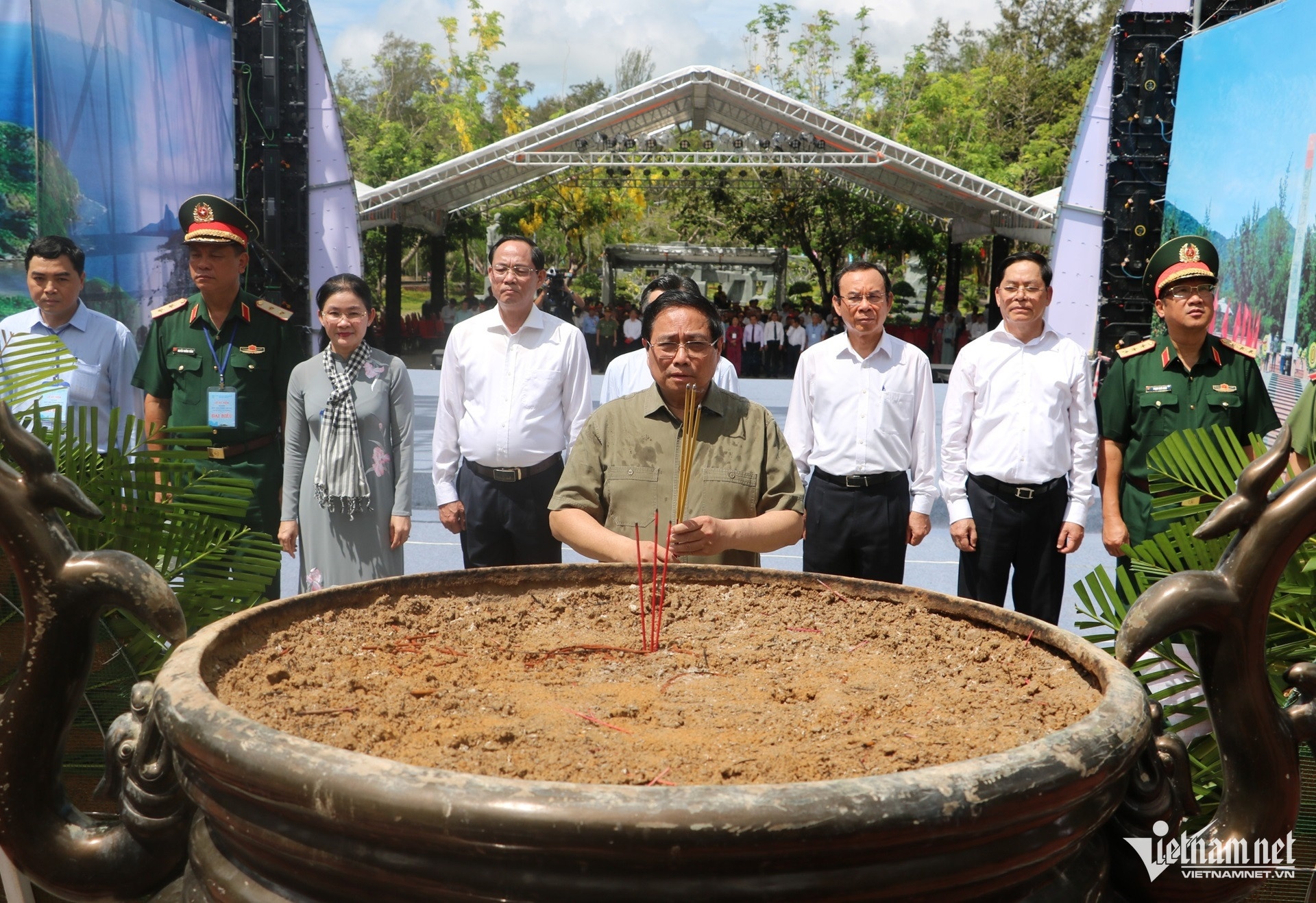 Thu tuong vieng Nghia trang Hang Duong, tham cuu tu Con Dao hinh anh