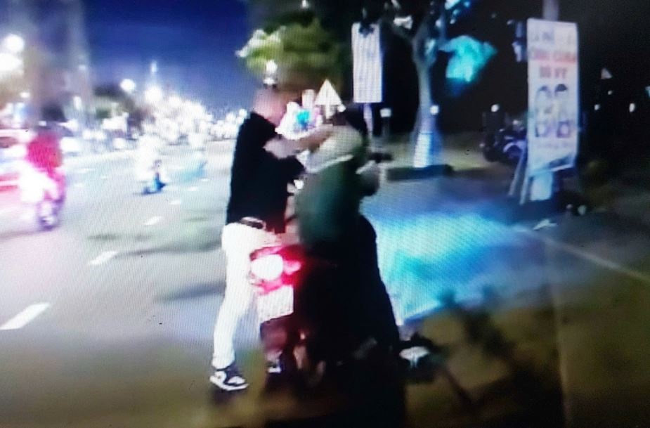 Tai xe xe cong nghe bi khach hanh hung giua duong hinh anh