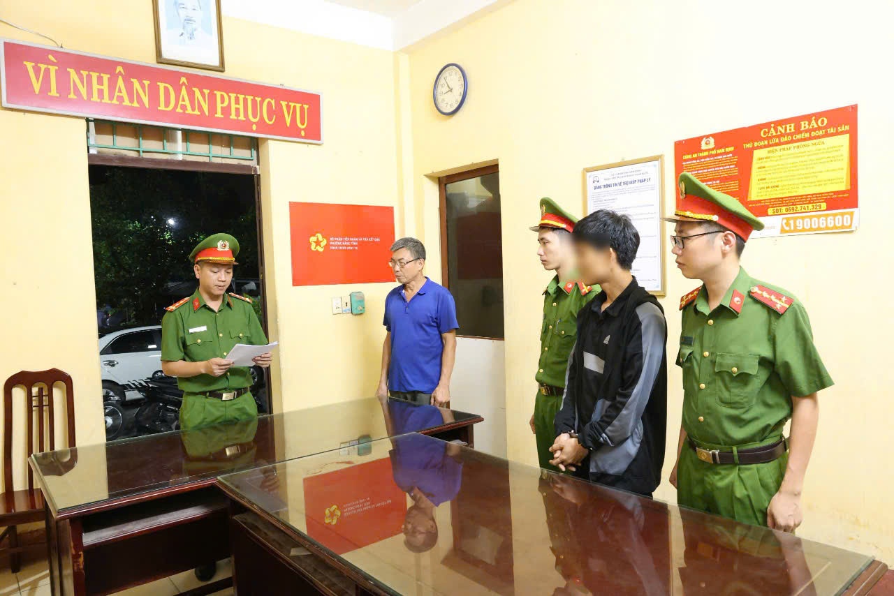 Tam giu hinh su nguoi dam vao mat nhan vien y te Benh vien Nam Dinh hinh anh