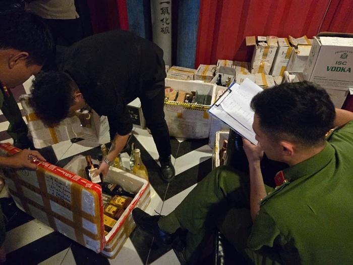 Phat hien hang tram chai ruou khong ro nguon goc o quan bar WARM hinh anh