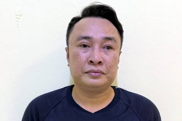 Tam giu nghi pham chui boi, de doa CSGT dang lam nhiem vu hinh anh