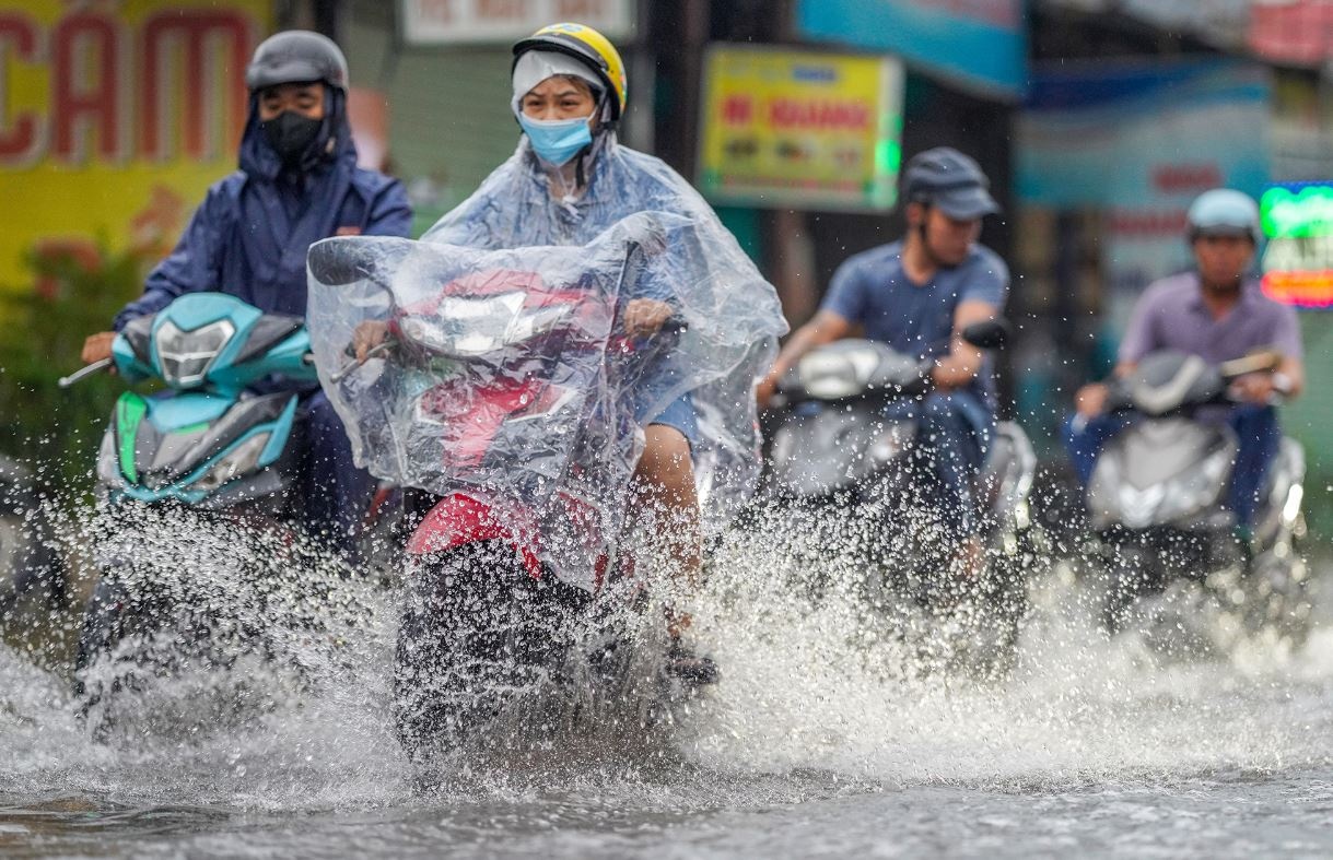 TP.HCM xuat hien mua ve chieu, co noi mua lon vao cuoi tuan hinh anh