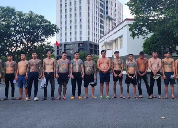 Khoi to Nguyen Cong Huan cam dau nhom 31 nguoi buon vu khi, ma tuy hinh anh