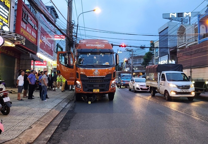 Dung xe rut tien,  Gay tai nan,  Chet nguoi anh 1