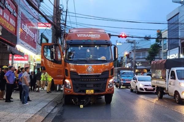 Tam giu hinh su tai xe dung xe rut tien gay tai nan chet nguoi hinh anh