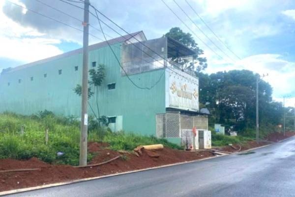 Nghi pham dam guc 2 thanh nien truoc quan karaoke da ra dau thu hinh anh