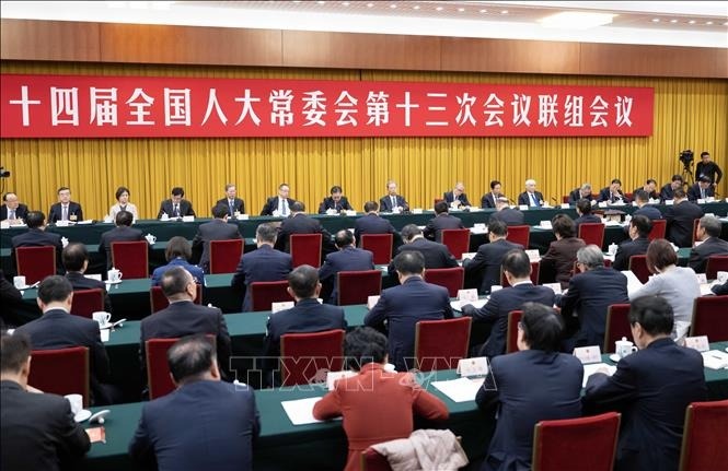 Trung Quoc yeu cau quan chuc kiem che chi tieu cho ruou va thuoc la hinh anh