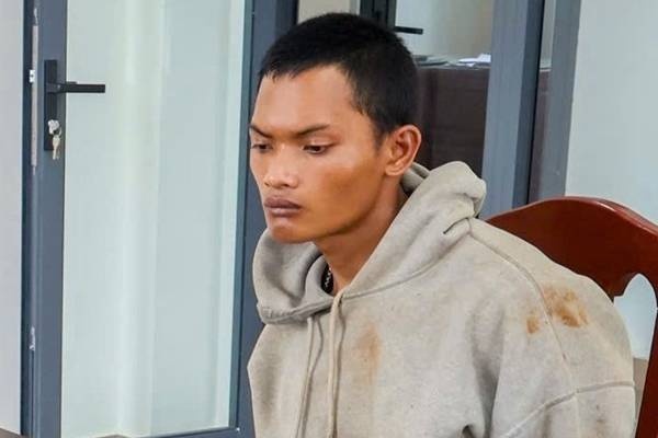 Con re dung sung uy hiep nha vo, cuop xe, vao rung lan tron hinh anh