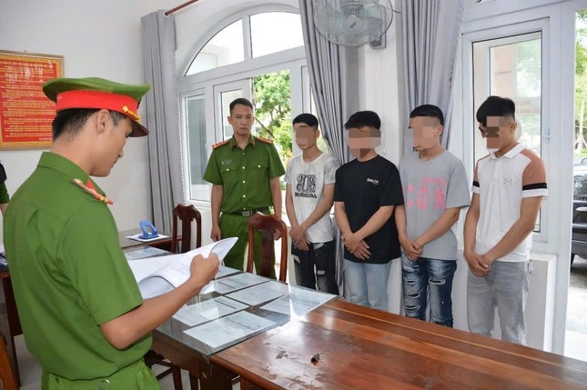 8 quai xe,  Mang theo hung khi,  Ruot duoi nhau anh 1