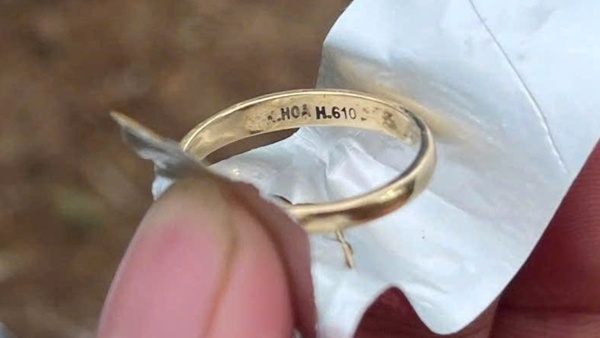 Tim tung tich nan nhan co deo chiec nhan khac chu 'K.Hoa H.610' hinh anh