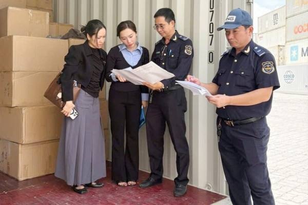 Phat hien container gan 11 tan quan ao, giay dep gia mao hinh anh