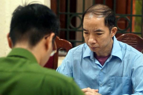 Khoi to bi thu dang uy phuong va 3 can bo o Ha Noi vi nhan hoi lo hinh anh