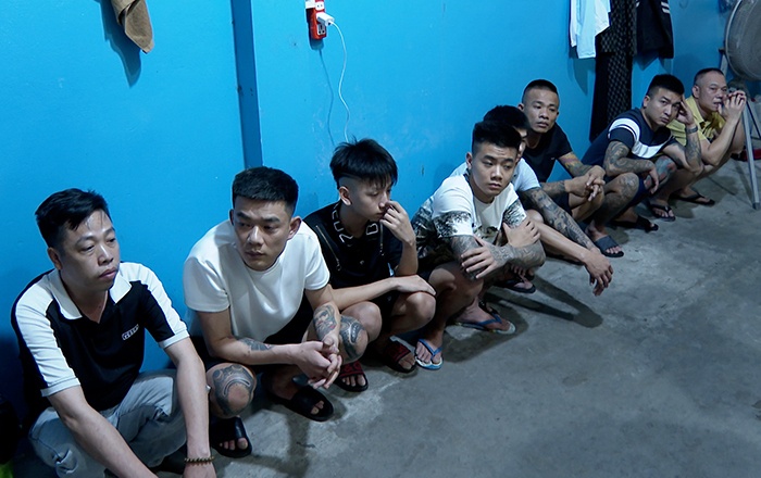 Mua ban nguoi,  Bat giu nguoi anh 1