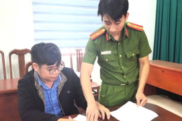 Gia Lai khoi to loat can bo trong mot ngay hinh anh