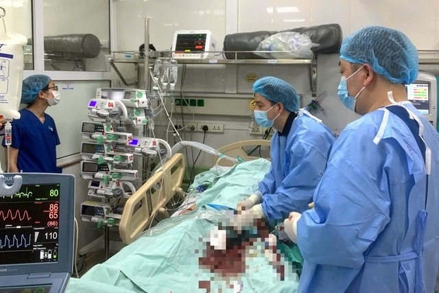 'Nin tho' gianh lai su song cho nguoi dan ong ngung tim hinh anh