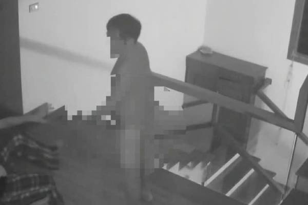 Nguoi vo nghi bi chong dung dao doa giet, phai nhay xuong tu tang 2 hinh anh